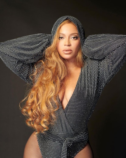 Beyoncé putting her hands on her head