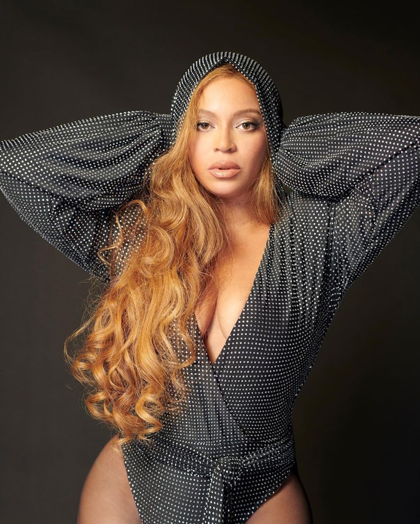 Beyoncé putting her hands on her head