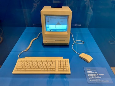 A Macintosh SE plays a video of a bomb drawn in MacPaint.
