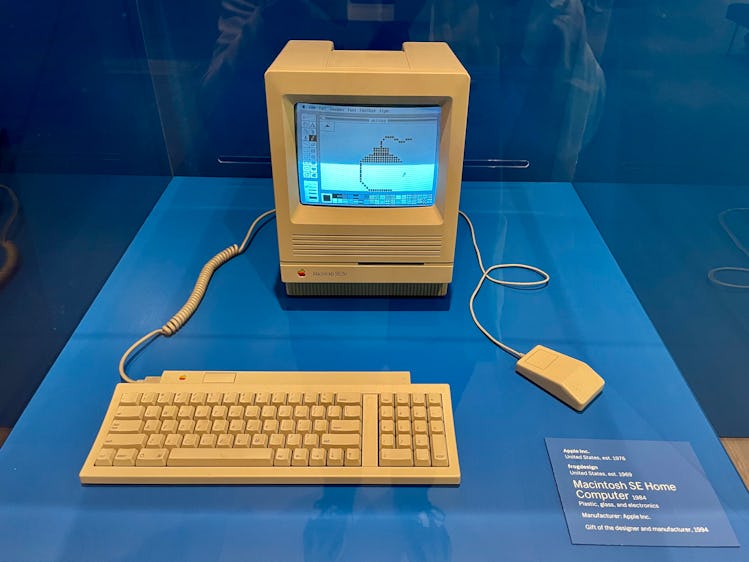 A Macintosh SE plays a video of a bomb being drawn in MacPaint.