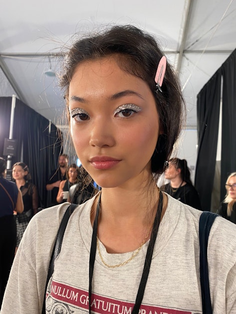 The Glitter Eyeshadow At Tory Burch S/S '23 Is Beyond Gorgeous