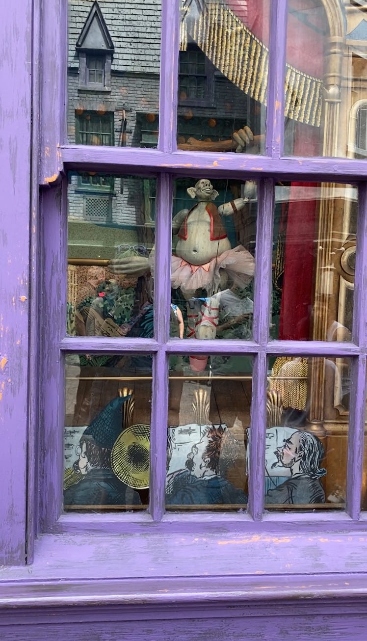 The windows have hidden details in both Diagon Alley and Hogsmeade at Universal Studios. 