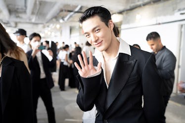 Jeno waving, getting ready to walk the runway