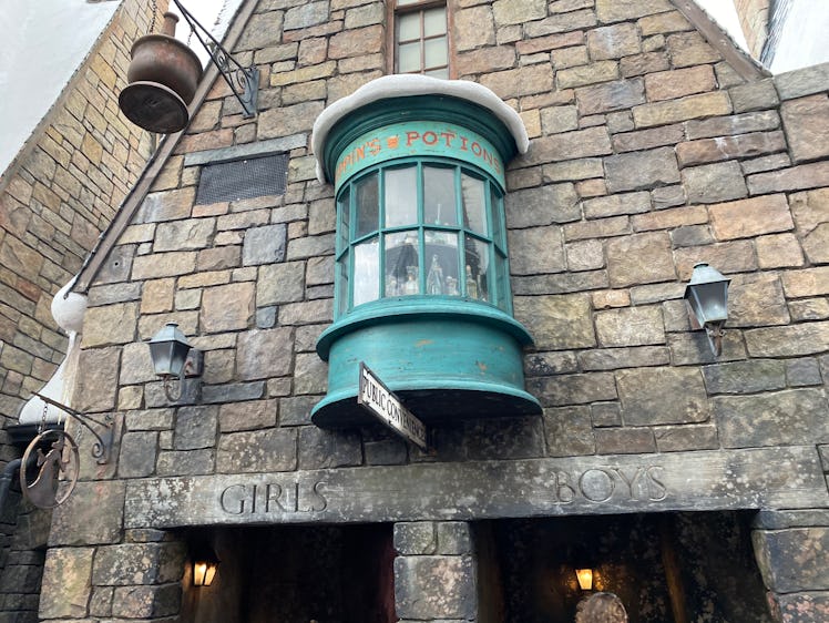 The bathrooms have hidden details in both Diagon Alley and Hogsmeade at Universal Studios. 