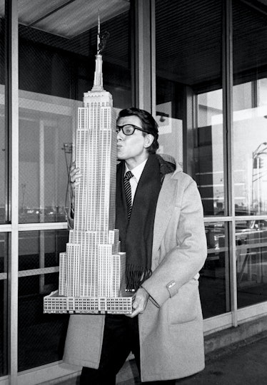Yves Saint Laurent kissing a statue of the Empire State Building