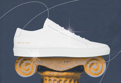 全白色阿基里斯由共同项目运动鞋在踏板上。