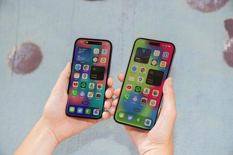 The iPhone 14 Pro (left) vs. the iPhone 14 Pro Max (right).