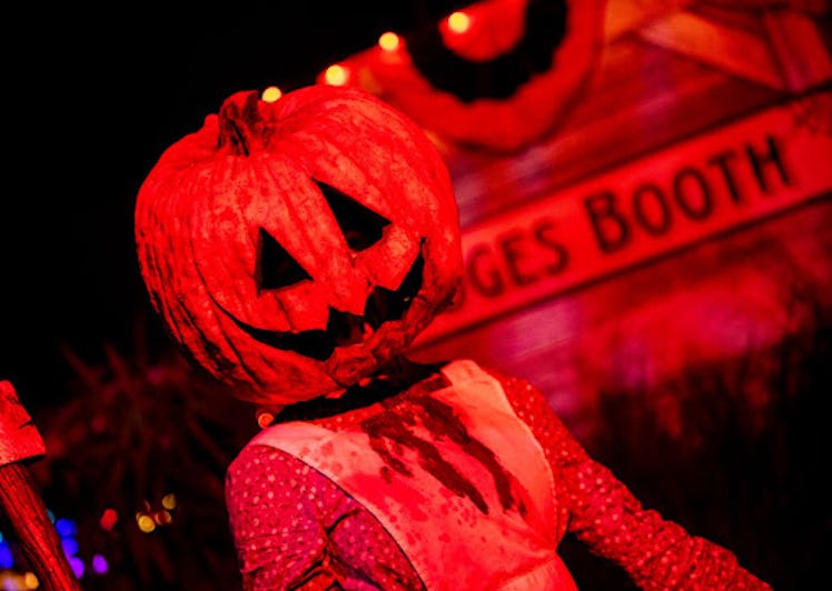 These Halloween Horror Nights captions are perfect for Halloween Instagram pics of your scares at Un...