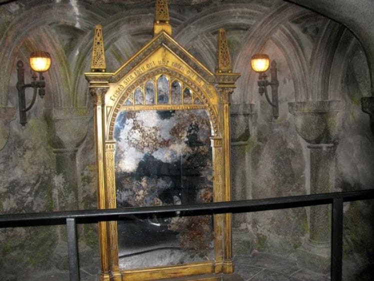 Hogwarts Castle has hidden details in both Diagon Alley and Hogsmeade at Universal Studios. 