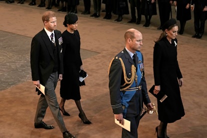 윌리엄 왕자, 케이트 미들턴, 해리 왕자, 메건 마클이 기념식에서 연합 전선에 섰다.