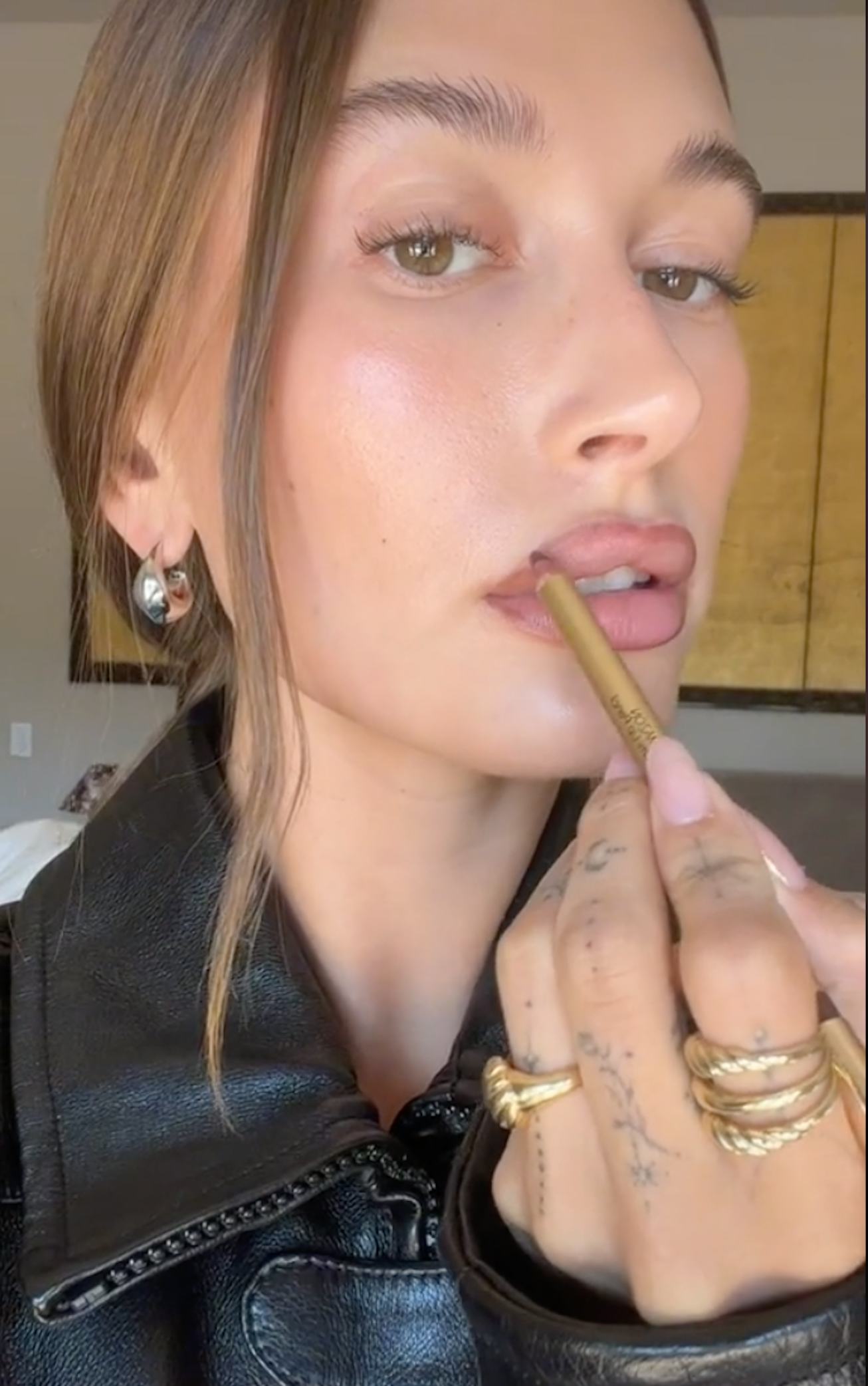 How To Get Hailey Bieber’s “Brownie Glazed Lips” Look