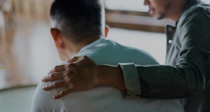 Helping a loved one navigate a medical crisis can be fraught. Here's how two trauma experts advise n...