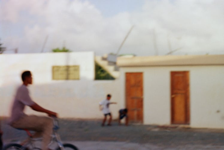 A blurry photo of a person riding a bike in Santo Domingo