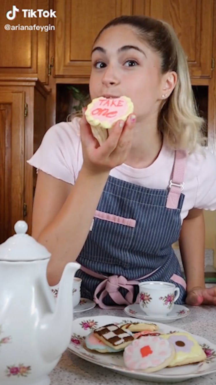 These Alice In Wonderland cookies are a Disney Halloween treat from TikTok.