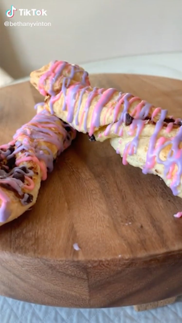You can make the Cheshire Cat Tail treats from Disney World at home with this Disney halloween recip...