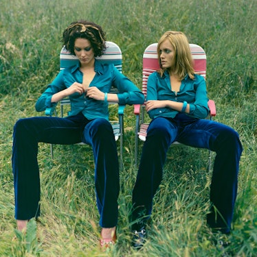Shalom Harlow and Amber Valletta sit in lawn chairs