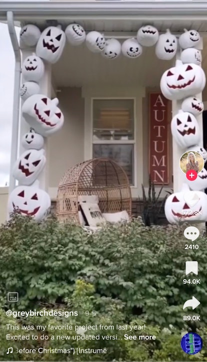 This ghost pumpkin arch is one of the DIY Halloween decorations from TikTok. 
