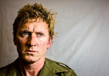 一个愤怒、紧张的中年男子盯着摄像机