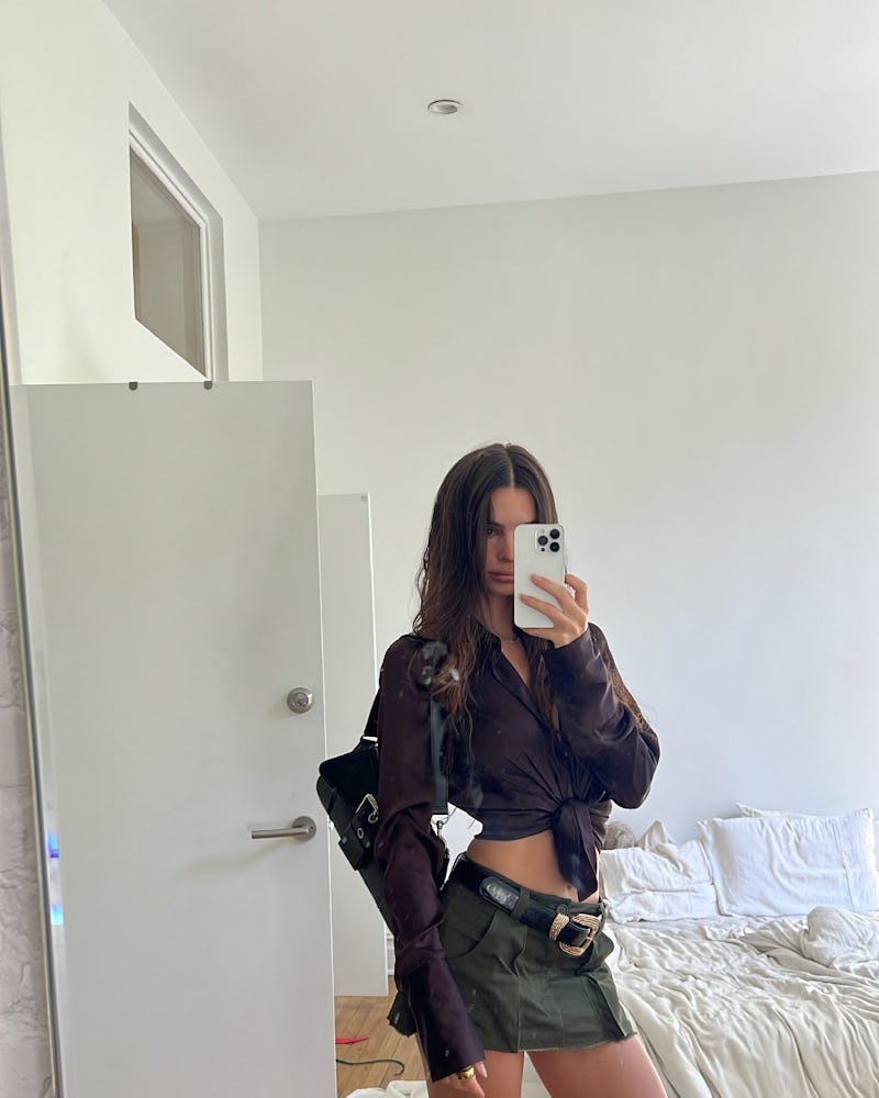 Emily Ratajkowski’s cargo miniskirt outfit