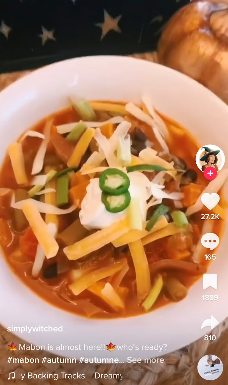 Harvest chili is a delicious Fall Solstice 2022 recipe on TikTok for enjoying the autumn harvest.