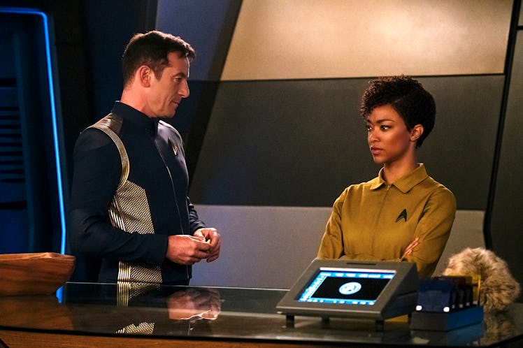 Captain Lorca (Jason Isaacs) and Michael Burnham (Sonequa Martin-Green) in Discovery Season 1.