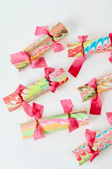 SET OF 6 NEON MARBLED PARTY CRACKERS