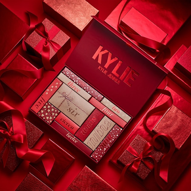 kwartaal Diploma van nu af aan Kylie Jenner's Kylie Cosmetics' 2022 Advent Calendar Is A Big Deal