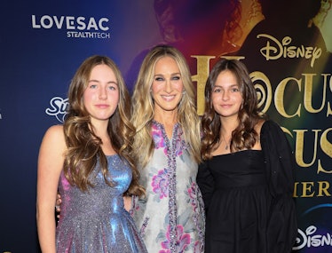 Sarah Jessica Parker with her two twin daughters beside her