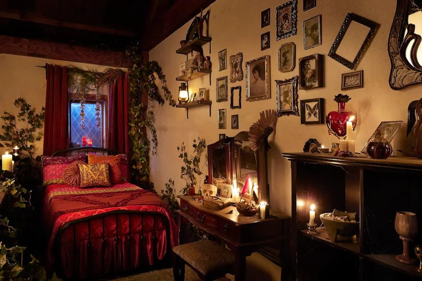 Mary's Chamber At The Hocus Pocus Airbnb