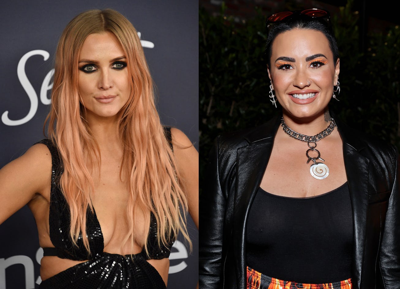 Ashlee Simpson and Demi Lovato sang "La La" on stage