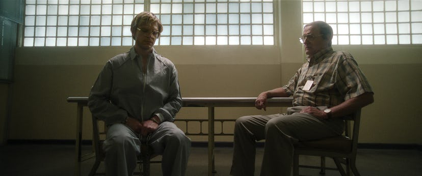 Evan Peters as Jeffrey Dahmer, Richard Jenkins as Lionel Dahmer in episode 108 of ‘Dahmer. Monster: …