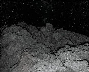o suprafață de asteroizi care arată ca o serie de movile de pământ