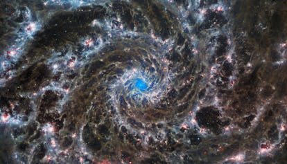 Die Zusammenarbeit mit dem Hubble-Teleskop zeigt unglaubliche Details 1 Feine graue, gewebte Filamente bilden ein spiralförmiges Muster, das sich vom Zentrum der Galaxie nach außen windet ...