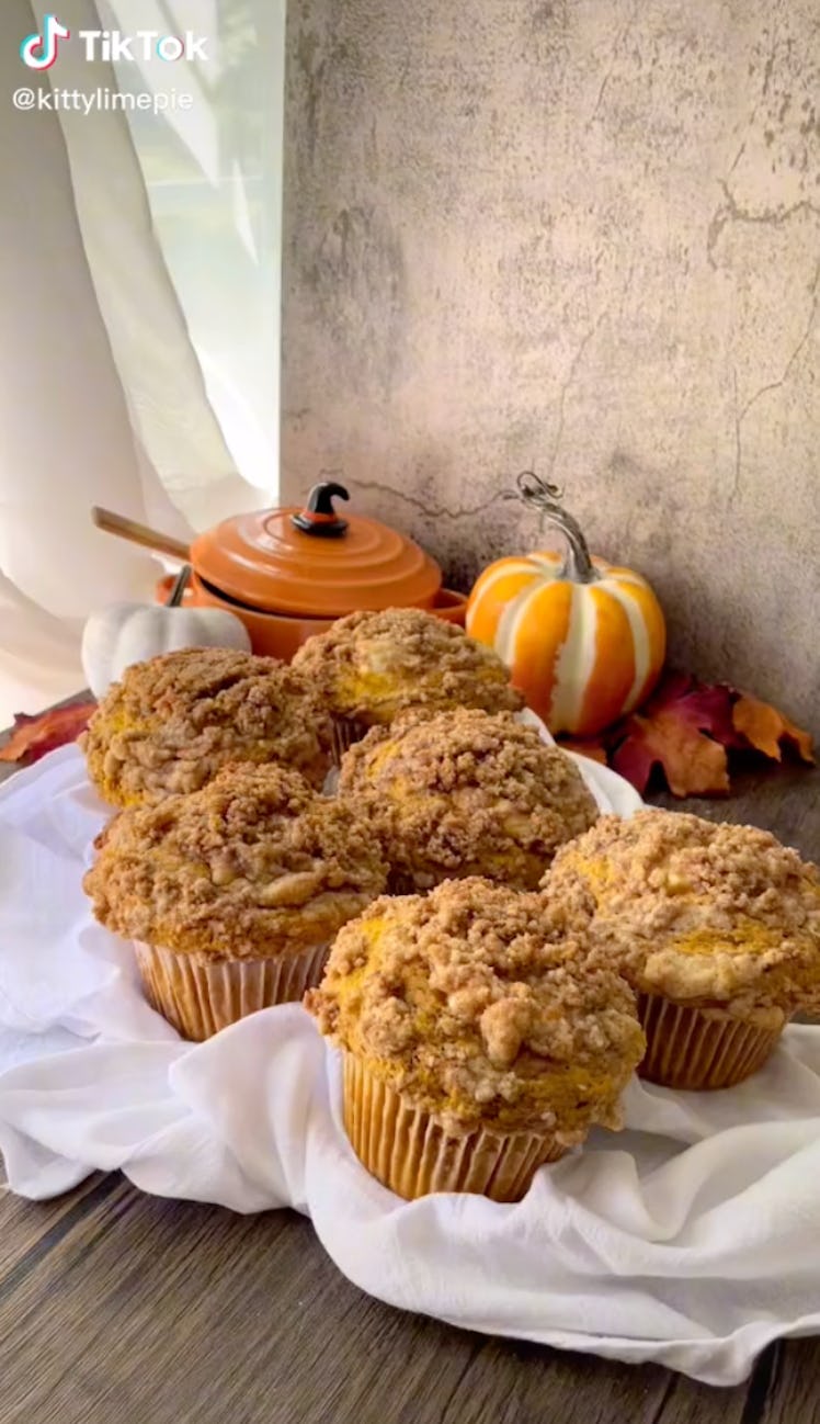 The pumpkin spice muffin TikTok fall recipe is a festive and delicious pumpkin recipe to make this h...