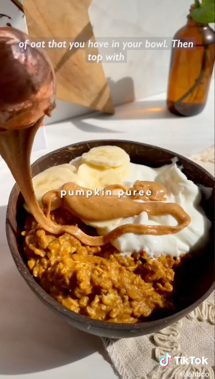 The cozy pumpkin oatmeal TikTok fall recipe is a festive and delicious pumpkin recipe to make this h...