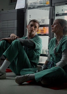 Eddie Redmayne as Charlie Cullen and Jessica Chastain as Amy Loughren in 'The Good Nurse'