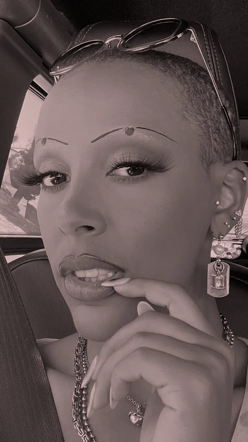 Doja Cat has been sporting skinny eyebrows recently
