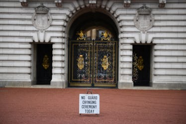 Her Last Minutes and What's Next 2 A sign about the cancellation of the changing of the guards outside Buckingham Palace