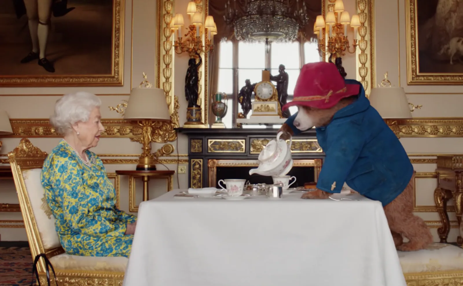 Paddington Bear Unites Nation With Sweet Tribute To Queen Elizabeth II paddington-bear-unites-nation-with-sweet-tribute-to-queen-elizabeth-ii