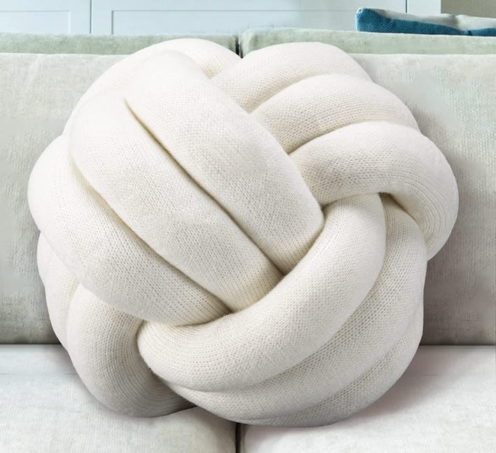 Picturesque Knot Ball Cushion Pillow