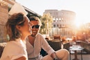 迷人的情侣在意大利享受浪漫的阳光午后