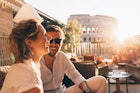 迷人的情侣在意大利享受浪漫的阳光午后