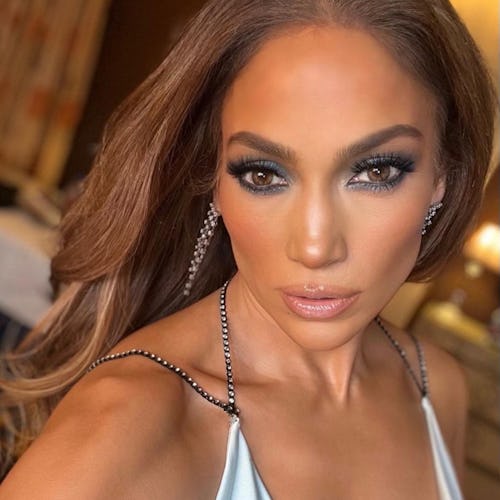 Jennifer Lopez blue eyeshadow