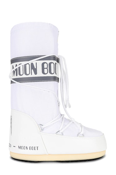 Moon Boot Features How To Wear Moon Boots: 6 Outfits To Try Now