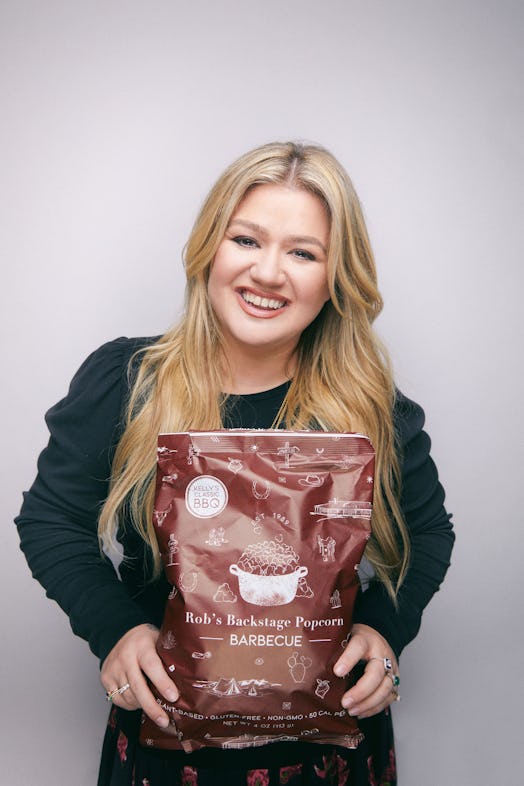 Kelly Clarkson holding the Jonas Brothers BBQ popcorn from Rob's Backstage Popcorn. 