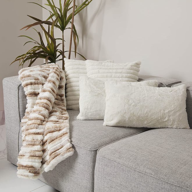 Mauricio Rubio White Blanket and Throw Pillow Covers Set (5-Pieces)