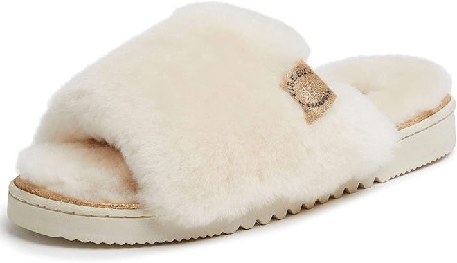 these open-toed slippers are made of cozy shearling