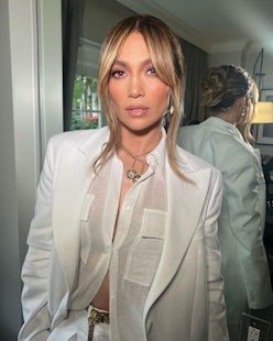 Jennifer Lopez pink eyeshadow and curtain bangs