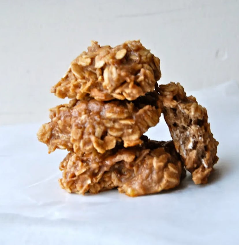 This banana oatmeal breakfast cookie recipe does not contain eggs.