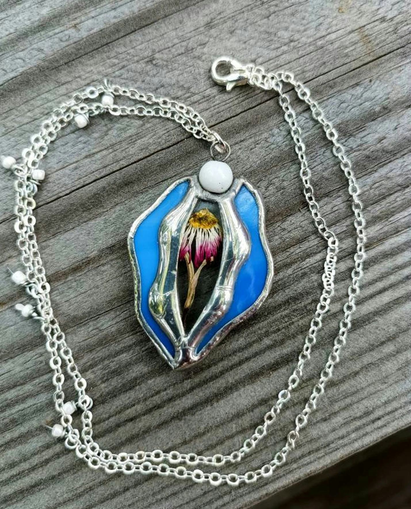 Elenita Cengiosa Vagina Pendant Necklace